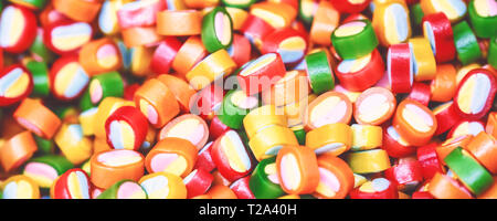 Sucettes colorées et différentes couleurs de bonbons ronds. Vue d'en haut. Banque D'Images
