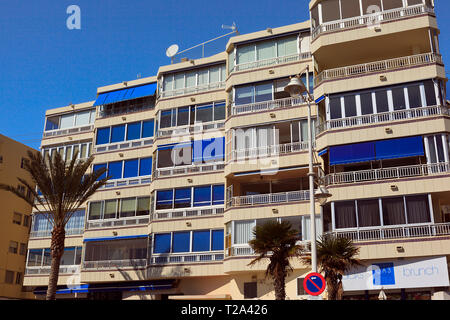 Appartements face à la mer le seadront alomg à Altea, Costa Blanca, Espagne Banque D'Images