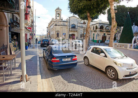 Voitures longeant Pjazza l-Indipendenza, Gozo, Malte Banque D'Images