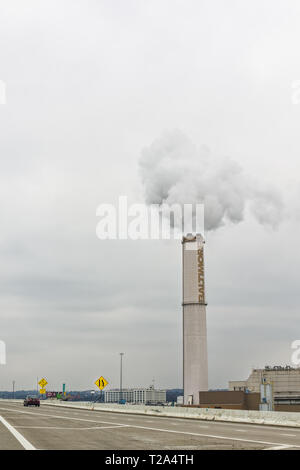 Baltimore, MD - mars 9, 2019 : la conduite vers le sud sur la route I-95, vous pouvez voir Wheelabrator Baltimore, une valorisation énergétique de déchets incinérateur. Banque D'Images