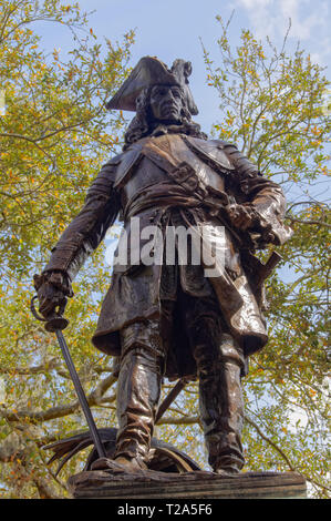 Savannah, Georgia - Mars 28, 2012 : cette statue en bronze de James Oglethorpe, le fondateur de la colonie de Géorgie est situé dans la région de Chippewa Square. Banque D'Images