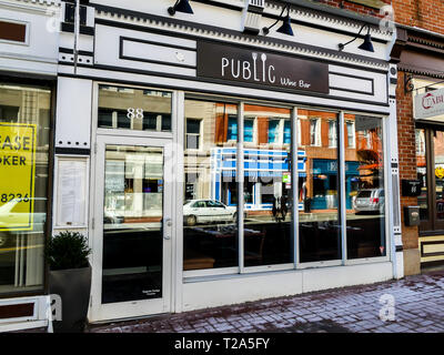 NORWALK, CT, USA - Le 26 mars 2019 : Public bar à vin et restaurant sign avec entrée sur Washington St., près de pont de chemin de fer. Banque D'Images