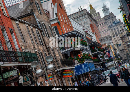 La Nouvelle Orléans, TN, USA, le 20 novembre 2018-Bourbon street est la rue la plus célèbre et l'attraction touristique de la Nouvelle Orléans (USA) Banque D'Images