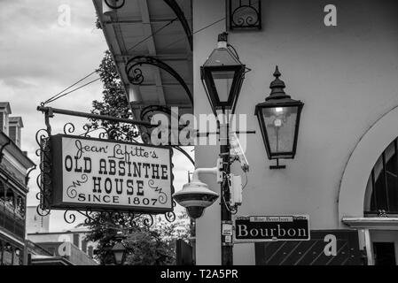 La Nouvelle Orléans, TN, USA, le 20 novembre 2018-Bourbon street est la rue la plus célèbre et l'attraction touristique de la Nouvelle Orléans (USA) Banque D'Images