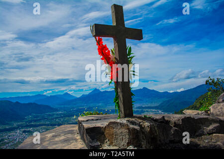 Mirador El granizo lugar sagrado por los pueblo mayas en cajola xela, vista al gran valle de los Altos xelaju noj . y los municipios montañas volcanes Banque D'Images