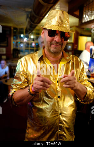 L'homme,en,pub,port,or,,chapeau,lunettes de soleil pointant,camera,pop,festival, île de Wight, Royaume-Uni, Newport, Banque D'Images