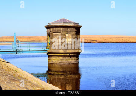 Chew réservoir au-dessus du village de Greenfield, sur Tameside Moor dans Greater Manchester Banque D'Images