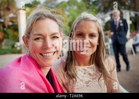 Deux femmes souriantes lors d'un mariage Banque D'Images