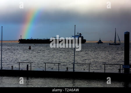 Remorqueur de sauvetage,grands,,tanker,location,grand,,lumineux,plus,arc-en-mer, Cowes, île de Wight, Angleterre, Banque D'Images