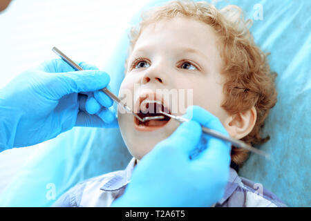 Médecin et patient enfant. Garçon ayant ses dents examinées avec le dentiste. La médecine, les soins de santé et de stomatologie concept. Banque D'Images