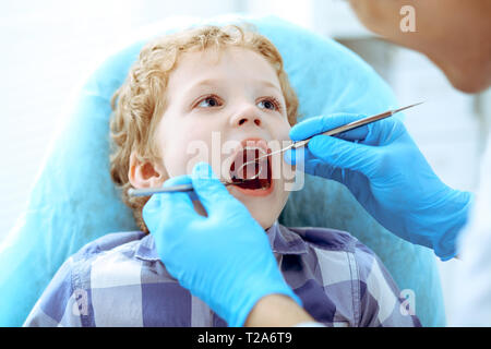 Médecin et patient enfant. Garçon ayant ses dents examinées avec le dentiste. La médecine, les soins de santé et de stomatologie concept. Banque D'Images