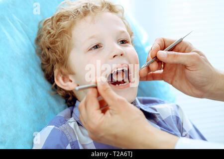 Médecin et patient enfant. Garçon ayant ses dents examinées avec le dentiste. La médecine, les soins de santé et de stomatologie concept. Banque D'Images