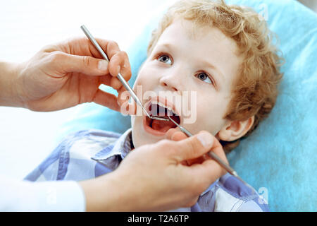 Médecin et patient enfant. Garçon ayant ses dents examinées avec le dentiste. La médecine, les soins de santé et de stomatologie concept. Banque D'Images