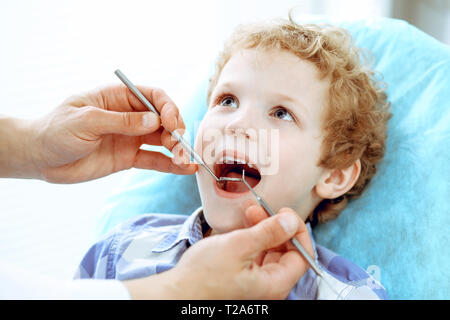 Médecin et patient enfant. Garçon ayant ses dents examinées avec le dentiste. La médecine, les soins de santé et de stomatologie concept. Banque D'Images