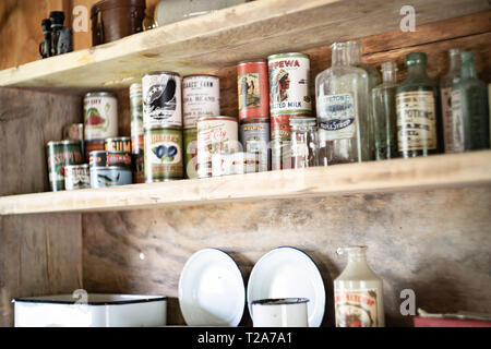 Rayon avec les anciens / boîtes traditionnelles nord-américaines et des bouteilles sur une étagère dans une cabane de trappeur / cabin Banque D'Images