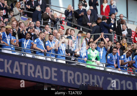 Portsmouth manager Kenny Jackett soulève le trophée lors de la finale du Trophée de Checkatrade au stade de Wembley, Londres. Banque D'Images