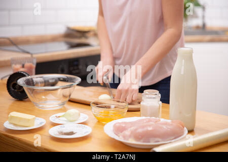 Image d'un oignon coupe femme processus de cuisson. Banque D'Images