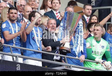 Portsmouth manager Kenny Jackett soulève le trophée lors de la finale du Trophée de Checkatrade au stade de Wembley, Londres. Banque D'Images