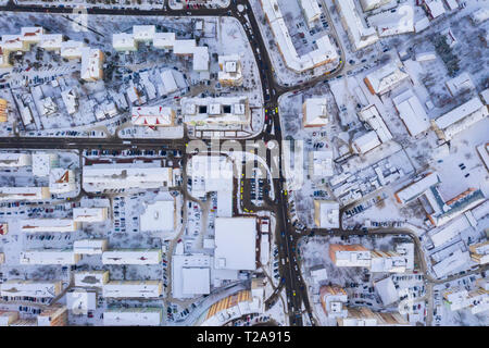 Au-dessus de voir la circulation dans les rues d'une ville carrefour, scène d'hiver à Piatra Neamt, Roumanie Banque D'Images