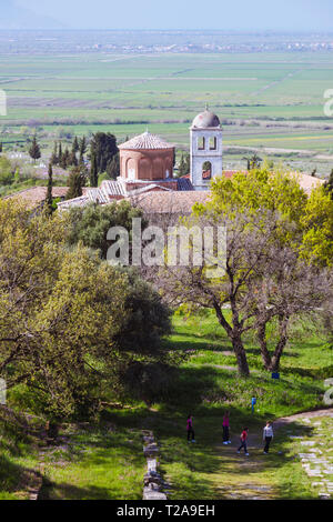 Apollonia, Fier, de l'Albanie : un groupe d'adolescents à pied à proximité le monastère byzantin et l'église de St Mary au milieu des ruines de classique Apollonie. Banque D'Images