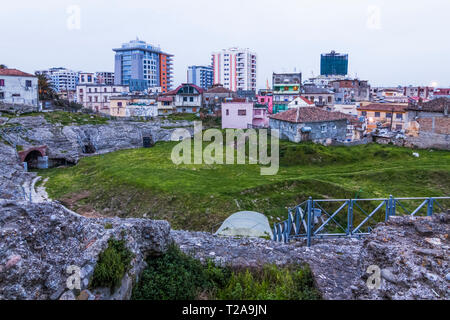 Durres, Albanie : ruines de la 2ème ANNONCE de siècle amphithéâtre romain de Durrës. Banque D'Images