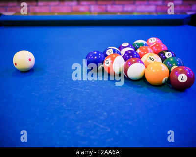 Boules de billard snooker pool pyramide sur table bleu Banque D'Images