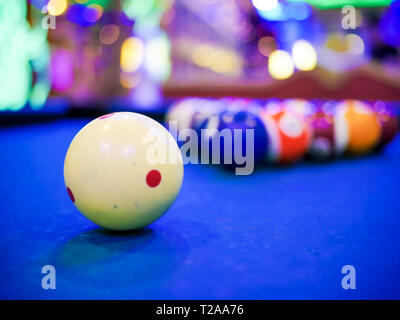 Snooker billard boule blanche nombre close up on pool table bleu Banque D'Images