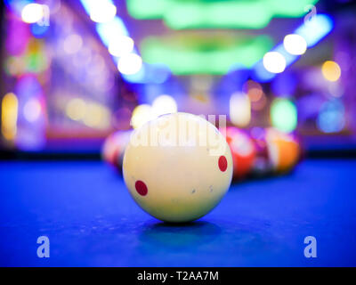 Snooker billard boule blanche nombre close up on pool table bleu Banque D'Images