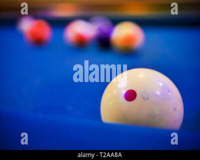 Snooker billard boule blanche nombre close up on pool table bleu Banque D'Images