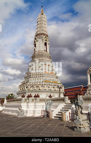 Un satellite de Prang Wat Arun, Bangkok, Thaïlande. Banque D'Images