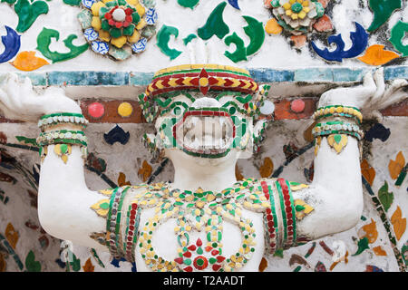 Statue de singe mythologique au Wat Arun, Bangkok, Thaïlande. Banque D'Images