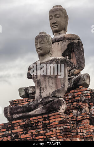 Deux Bouddhas à Wat Chaiwatthanaram à Ayutthaya, Thaïlande. Banque D'Images