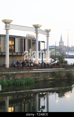 Chapel Down Gin Works & Restaurant sur le Regents Canal derrière, Kings Cross et St Pancras International à Londres, au Royaume-Uni Banque D'Images