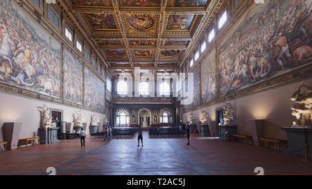 Florence, Italie - 10 août 2018 : les gens dans la salle des cinq cents, le Salone dei Cinquecento au Palazzo Vecchio. C'est le plus grand prix en Italie Banque D'Images