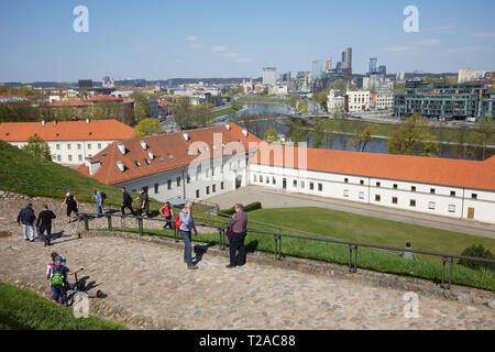 Vilnius, Lituanie - 6 mai 2017 : les gens sur la route de la colline de Gediminas contre le paysage urbain. La colline et situé ici Château supérieur est l'un des mus Banque D'Images