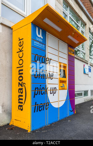 Un casier Amazon coloré situé à l'extérieur dans un lieu public à Southampton, Angleterre, Royaume-Uni Banque D'Images