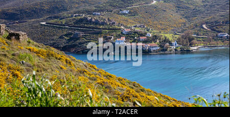 La Grèce. L'île de Kéa. L'eau de mer bleu calme et paysage en printemps, Otzias bay Banque D'Images