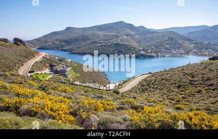 La Grèce. L'île de Kéa. L'eau de mer calme bleu ciel et paysage, au printemps, la baie d'Otzias , vue aérienne Banque D'Images