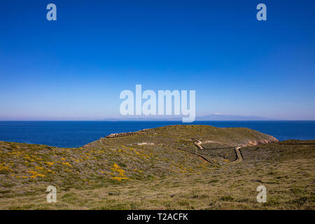 La Grèce. L'île de Kéa. L'eau de mer bleu calme et le ciel, Paysage de printemps Banque D'Images