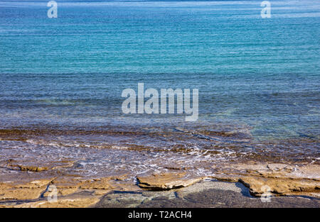 Arrière-plan bleu. L'eau de mer turquoise bleu calme, plage de rochers texture background Banque D'Images