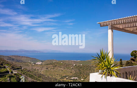 La Grèce, l'île de Kéa. Pergola en bois blanc, détail, ciel bleu et la mer, l'arrière-plan copy space Banque D'Images