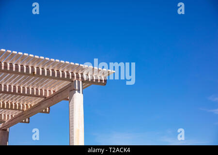 Pergola en bois blanc pour la protection contre le soleil, ciel bleu clair, l'arrière-plan copie espace, vue rapprochée Banque D'Images