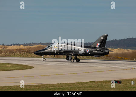 Un escadron naval 736 T1 un jet Hawk sur la piste. Banque D'Images