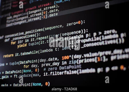 Les lignes de code source sur un écran d'ordinateur. Pixels de l'écran peut être vu. Banque D'Images