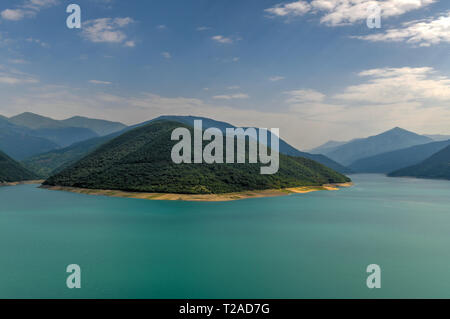 Paysage du lac Réservoir Zhinvali paysage avec des montagnes le long de la crête du Caucase en Géorgie. Banque D'Images