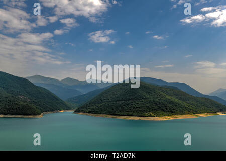 Paysage du lac Réservoir Zhinvali paysage avec des montagnes le long de la crête du Caucase en Géorgie. Banque D'Images