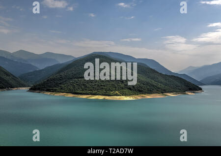 Paysage du lac Réservoir Zhinvali paysage avec des montagnes le long de la crête du Caucase en Géorgie. Banque D'Images