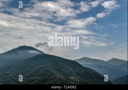 Paysage du lac Réservoir Zhinvali paysage avec des montagnes le long de la crête du Caucase en Géorgie. Banque D'Images