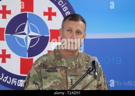 Le lieutenant général de l'armée américaine John Thomson, commandant du Commandement de l'OTAN Allied Land, prononce une allocution à la formation conjointe OTAN-Géorgie et de l'évaluation le 29 mars 2019 Centre de Tbilissi, Géorgie Banque D'Images