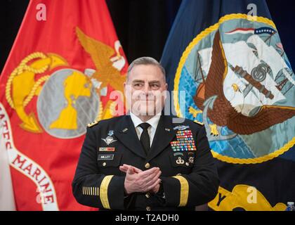 Chef de l'armée américaine, le général Mark A. Milley durant la cérémonie de la retraite pour le commandant du Commandement central américain, le général Joseph L. Votel, à la base aérienne Macdill, 29 mars 2019 à Tampa, en Floride. Votel a pris sa retraite après 39 années de service militaire. Banque D'Images